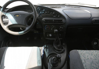 Подержанный автомобиль Chevrolet Niva 2004 года (12 фото)