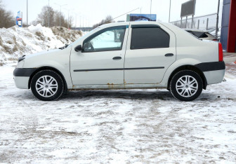 Подержанный автомобиль Renault Logan Sedan 2007 года (8 фото)