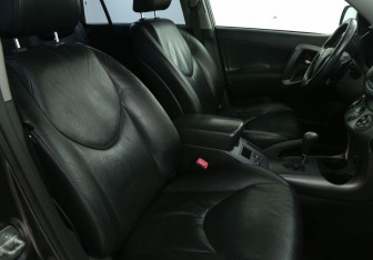 Подержанный автомобиль Toyota RAV4 2010 года (10 фото)