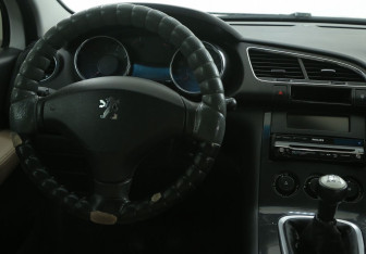 Подержанный автомобиль Peugeot 3008 2012 года (14 фото)