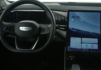 Подержанный автомобиль Geely Atlas 2024 года (14 фото)