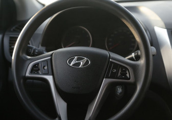 Подержанный автомобиль Hyundai Solaris Sedan 2015 года (16 фото)