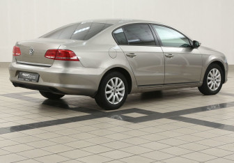 Подержанный автомобиль Volkswagen Passat Sedan 2012 года (4 фото)