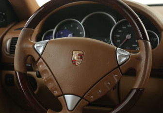 Подержанный автомобиль Porsche Cayenne 2004 года (16 фото)