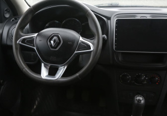 Подержанный автомобиль Renault Logan Sedan 2018 года (14 фото)