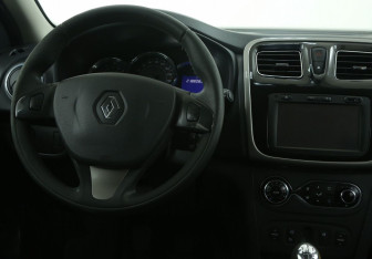 Подержанный автомобиль Renault Sandero 2016 года (14 фото)