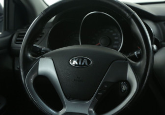 Подержанный автомобиль Kia Rio Sedan 2015 года (16 фото)