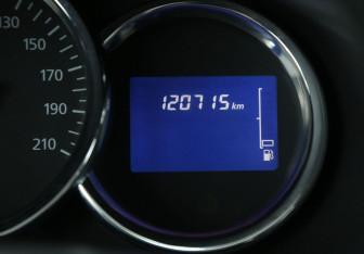 Подержанный автомобиль Renault Sandero 2015 года (17 фото)