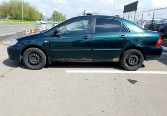 Подержанный автомобиль Toyota Corolla Sedan 2004 года (8 фото)