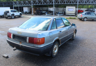 Подержанный автомобиль Audi 80 Sedan 1990 года (7 фото)