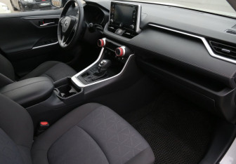 Подержанный автомобиль Toyota RAV4 2020 года (9 фото)