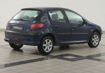 Подержанный автомобиль Peugeot 206 Hatchback 2004 года (4 фото)