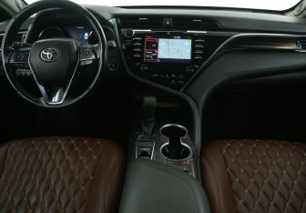 Подержанный автомобиль Toyota Camry Sedan 2020 года (12 фото)