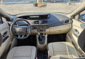 Подержанный автомобиль Renault Scenic 2009 года (14 фото)