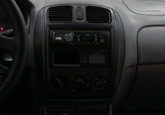 Подержанный автомобиль Mazda 323 Sedan 1999 года (9 фото)