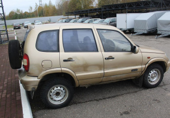 Подержанный автомобиль Chevrolet Niva 2006 года (8 фото)