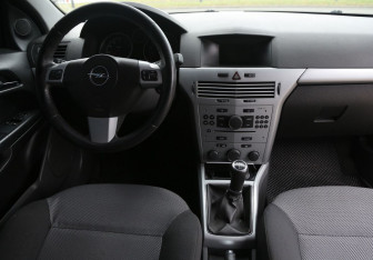 Подержанный автомобиль Opel Astra Hatchback 2010 года (12 фото)