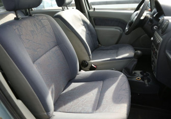 Подержанный автомобиль Renault Logan Sedan 2007 года (10 фото)