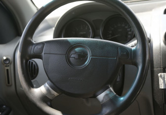 Подержанный автомобиль Chevrolet Aveo Sedan 2004 года (16 фото)