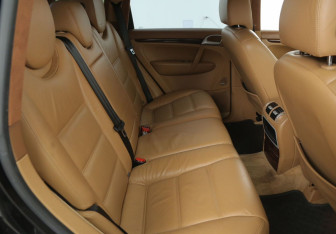 Подержанный автомобиль Porsche Cayenne 2004 года (11 фото)