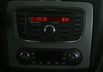 Подержанный автомобиль Ford Focus Hatchback 2010 года (13 фото)