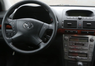 Подержанный автомобиль Toyota Avensis Sedan 2004 года (14 фото)