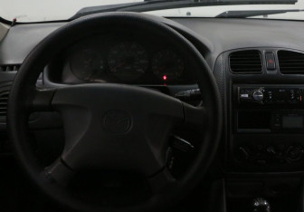 Подержанный автомобиль Mazda 323 Sedan 1999 года (8 фото)