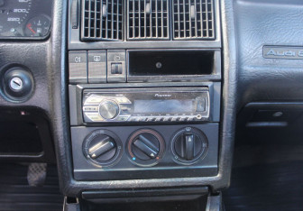 Подержанный автомобиль Audi 80 Sedan 1990 года (14 фото)