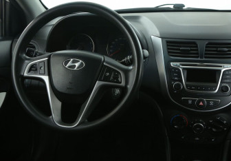 Подержанный автомобиль Hyundai Solaris Hatchback 2015 года (14 фото)