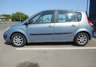 Подержанный автомобиль Renault Scenic 2006 года (8 фото)