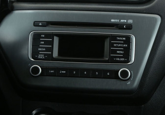 Подержанный автомобиль Kia Rio Sedan 2015 года (13 фото)