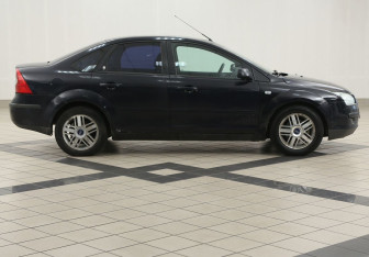 Подержанный автомобиль Ford Focus Sedan 2006 года (5 фото)