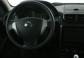 Подержанный автомобиль Nissan Terrano 2015 года (14 фото)