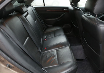 Подержанный автомобиль Toyota Avensis Sedan 2004 года (11 фото)