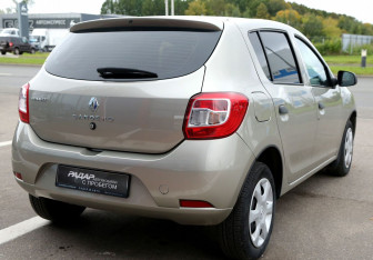 Подержанный автомобиль Renault Sandero 2016 года (6 фото)