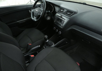 Подержанный автомобиль Kia Rio Sedan 2016 года (9 фото)