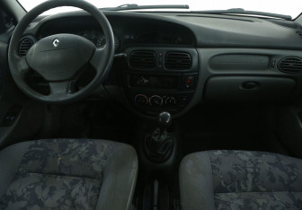 Подержанный автомобиль Renault Megane Wagon 2000 года (12 фото)