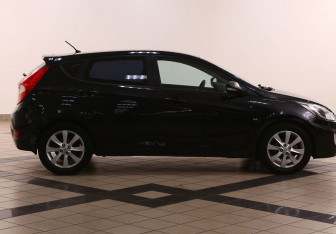 Подержанный автомобиль Hyundai Solaris Hatchback 2012 года (2 фото)