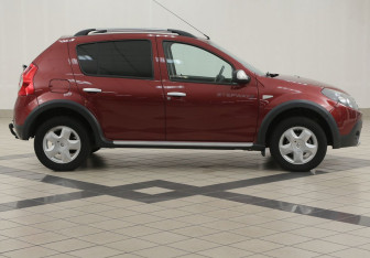 Подержанный автомобиль Renault Sandero 2014 года (5 фото)