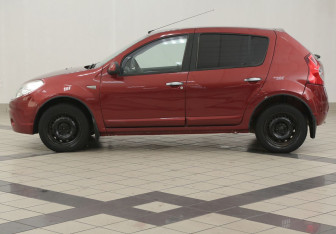 Подержанный автомобиль Renault Sandero 2010 года (7 фото)