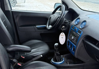 Подержанный автомобиль Ford Fusion 2006 года (8 фото)