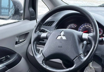 Подержанный автомобиль Mitsubishi Grandis 2006 года (13 фото)