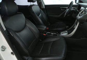 Подержанный автомобиль Hyundai Elantra Sedan 2011 года (10 фото)