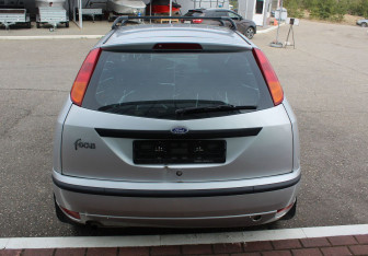 Подержанный автомобиль Ford Focus Sedan 2003 года (6 фото)