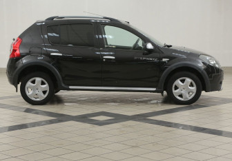 Подержанный автомобиль Renault Sandero 2011 года (5 фото)