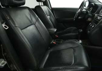Подержанный автомобиль Mitsubishi Outlander 2006 года (10 фото)