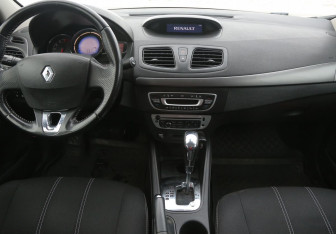 Подержанный автомобиль Renault Fluence 2013 года (12 фото)