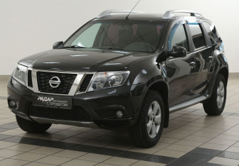 Подержанный автомобиль Nissan Terrano 2015 года (8 фото)