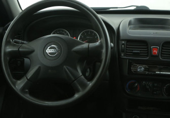Подержанный автомобиль Nissan Almera Hatchback 2005 года (14 фото)