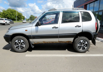 Подержанный автомобиль Chevrolet Niva 2004 года (8 фото)